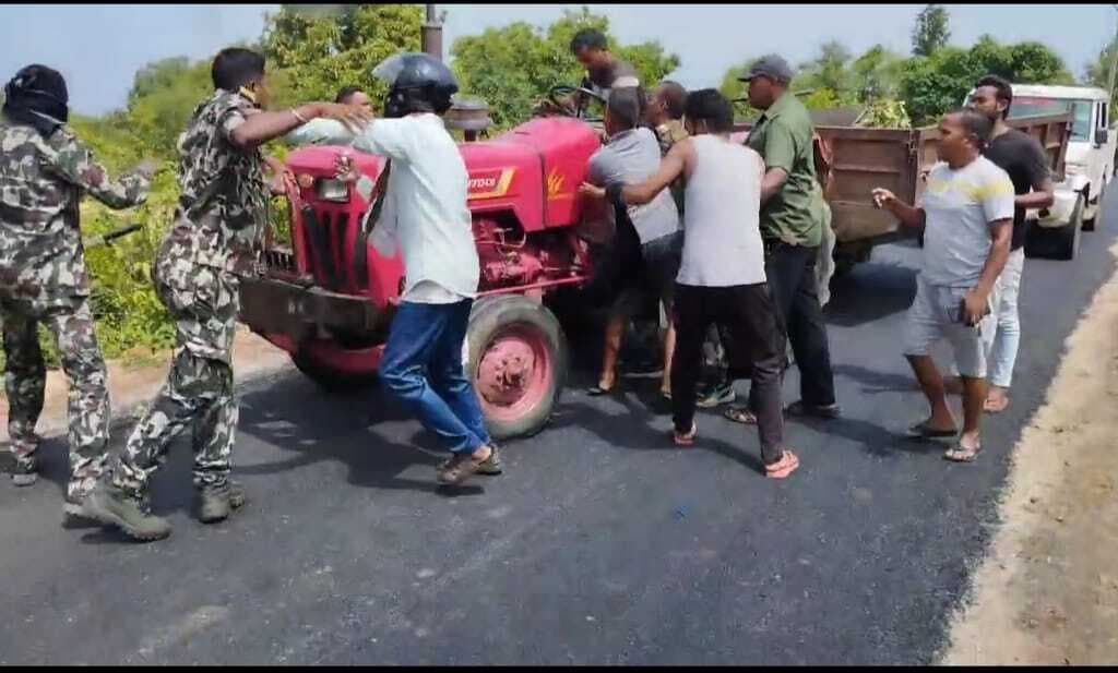 चौपारण में लकड़ी तस्करों की दबंगई, वनकर्मियों के साथ की धक्का मुक्की