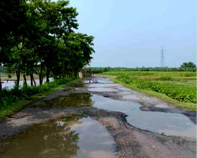 मेची स्थान से बरचौंदी तक जाने वाली सड़क गड्ढे में तब्दील, हजारों की आबादी झेल रही आने-जाने में दुश्वारी