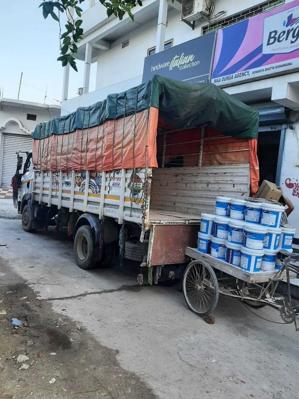 मुहल्ले की गली में ट्रक लगाने व अश्लील गाने बजाने से लोग परेशान