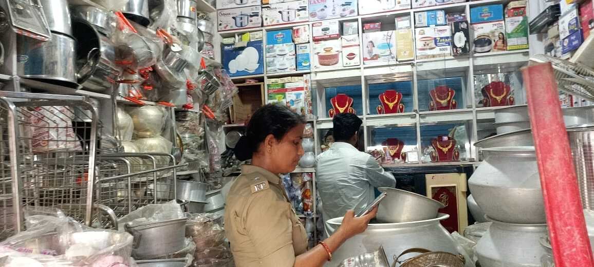 पांच घरों व दुकानों में नगद, आभूषण सहित लाखों की चोरी