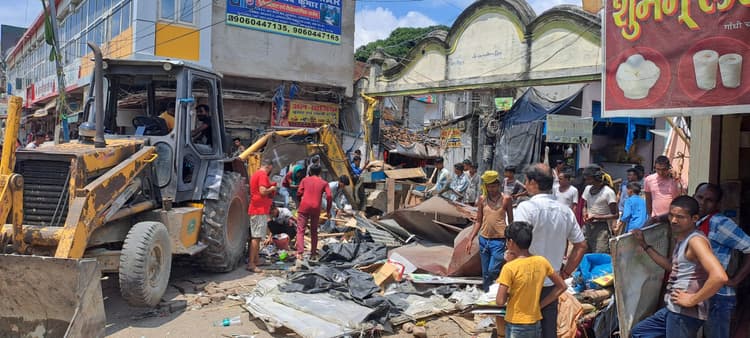 Motihari News : अतिक्रमणकारियों पर चला प्रशासन का बुलडोजर