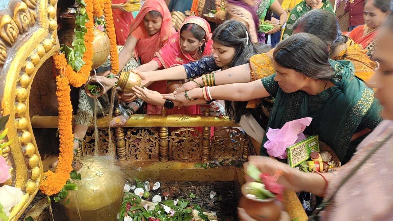 आम्रेश्वरधाम में 50 हजार श्रद्धालुओं ने किया जलाभिषेक