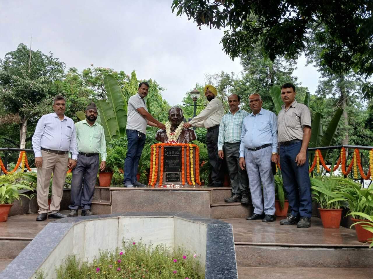 टिनप्लेट वर्कर्स यूनियन के प्रांगण में मनी जेआरडी टाटा की जयंती