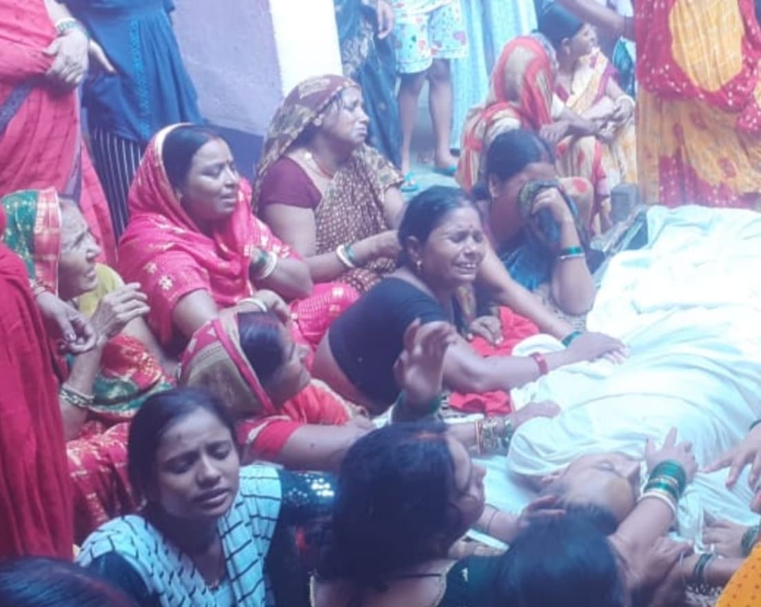 शव आते ही शोक में डूबे लोग, परिवार सदस्यों के विलाप से माहौल हुआ गमगीन
