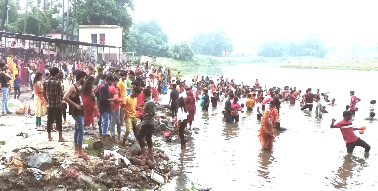 शिव की चौखट पर भक्तों ने लगायी मुरादों की अर्जी