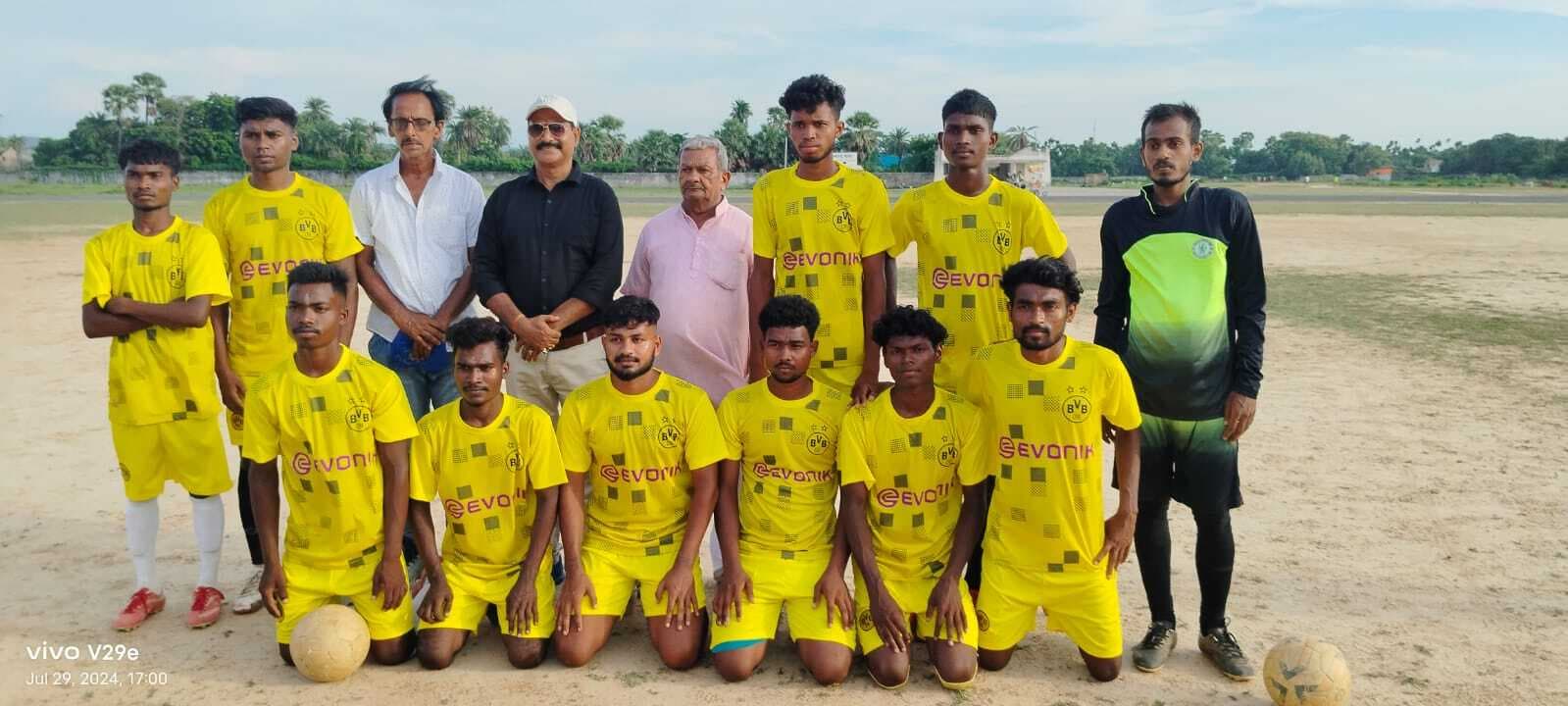 नवटोलिया एक व धरहरा की टीम दो गोल से विजयी