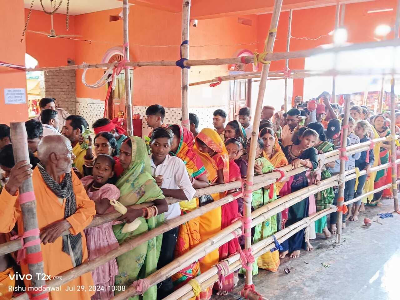 शिवालयों में हर हर महादेव से गूंजा वातावरण