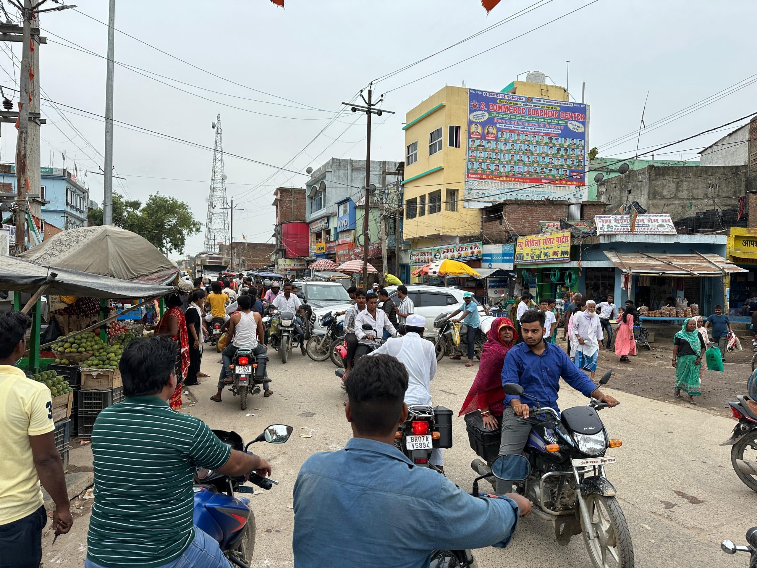 अतिक्रमण से सिकुड़ी सड़क, रोड जाम से बिलबिलाते रहते लोग