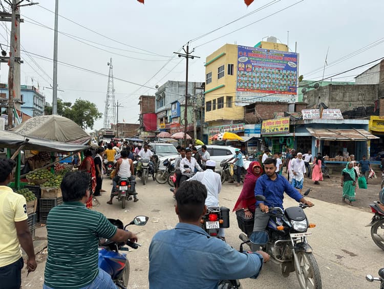 अतिक्रमण से सिकुड़ी सड़क, रोड जाम से बिलबिलाते रहते लोग