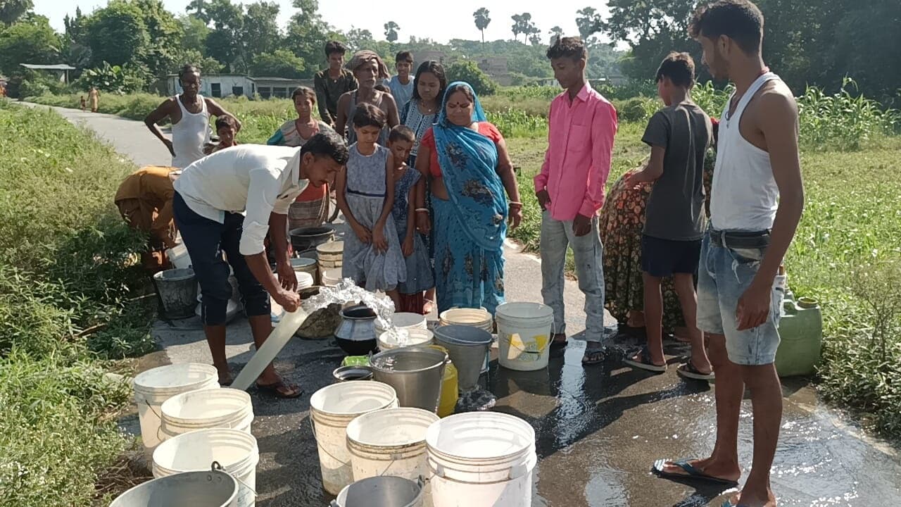 पेयजल की समस्या से जूझ रहे लोहागीर के ग्रामीण