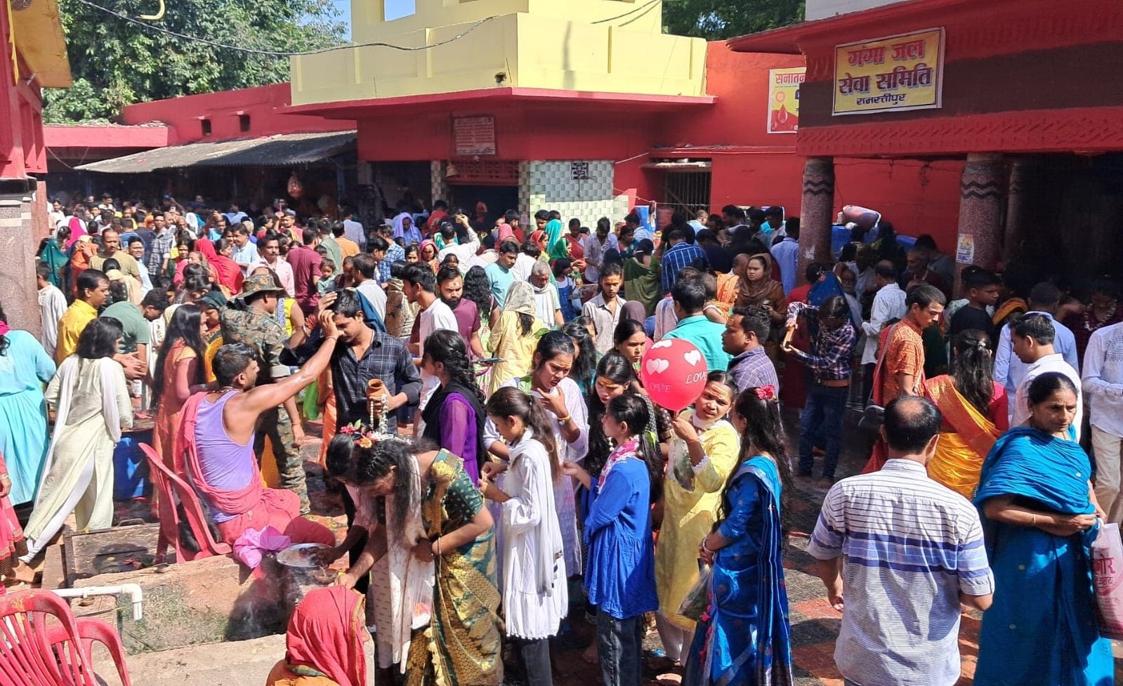 सोमवारी : शिवमंदिरों में उमड़े भक्त, हर हर महादेव के नारों से गूंजा इलाका