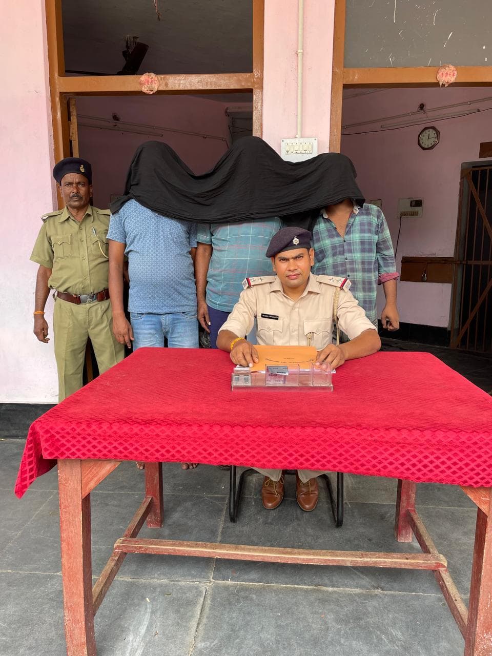 पाइप चोरी करने ट्रक लेकर पहुंचे, तीन गिरफ्तार