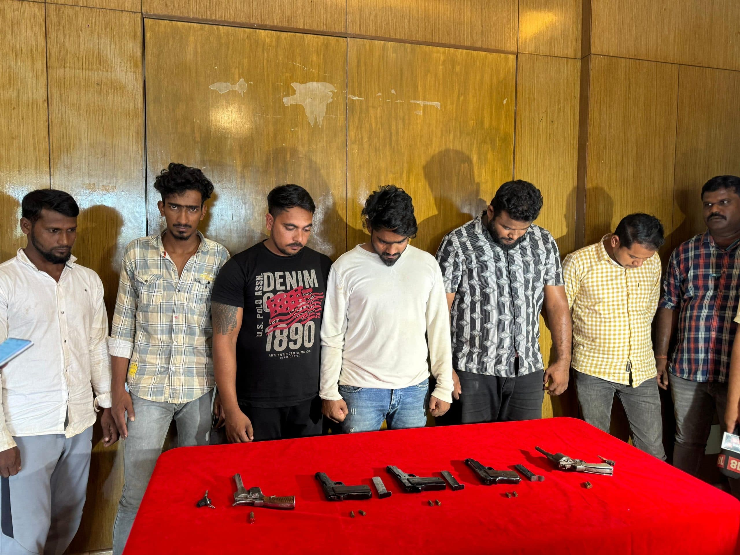 बिहार से लाकर बेचते थे हथियार, छह गिरफ्तार, पांच पिस्तौल बरामद