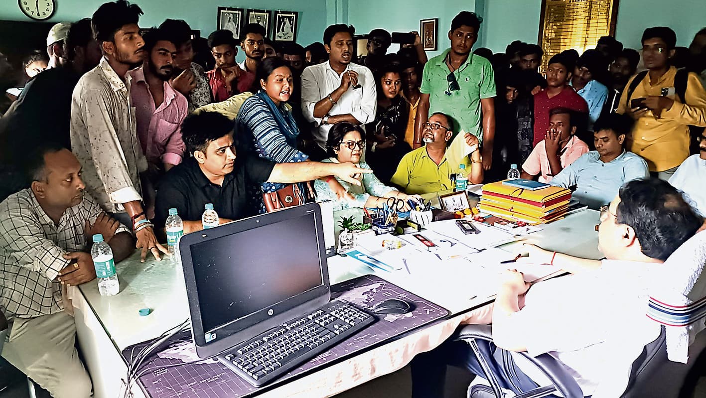 धकेलकर छात्रों ने निकाला कक्ष से बाहर : कुलपति