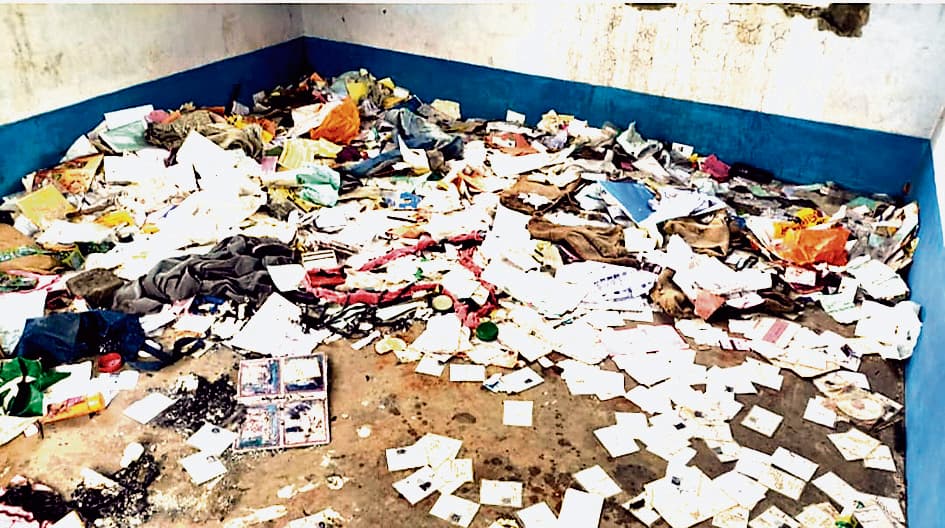 वोटर कार्ड, चुनावी दस्तावेज, कचरे के ढेर से बरामद