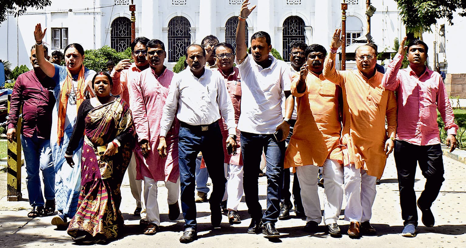 ममता बनर्जी के कथित अपमान पर विधानसभा में जमकर हुआ हंगामा