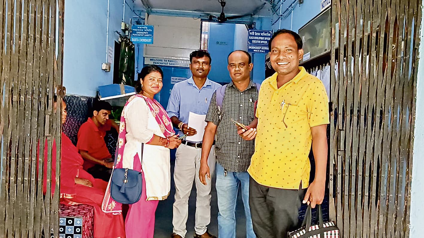 जाहेर थान निर्माण की मांग को लेकर रानीगंज बीडीओ को ज्ञापन सौंपा