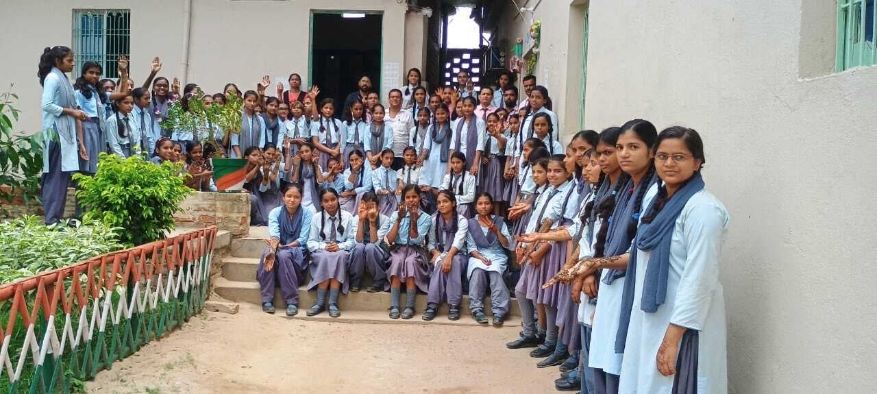 सावन महोत्सव पर छात्राओं ने रचायी मेंहदी