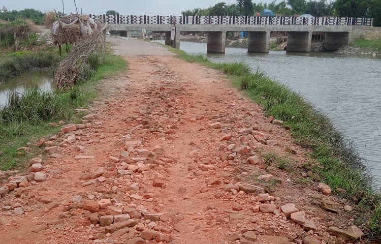 खपड़ा पंचायत में सड़क पीचिंग नहीं होने से परेशानी