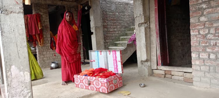 चोरों ने एक साथ चार घरों में की चोरी, हजारों रुपये नगदी के अलावा जेवरात व कपड़े तक ले गये चोर