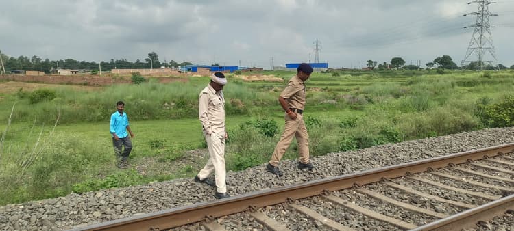 रेलवे ट्रैक पर मिला वृद्ध का शव, परिजन ने लगाया हत्या का आरोप