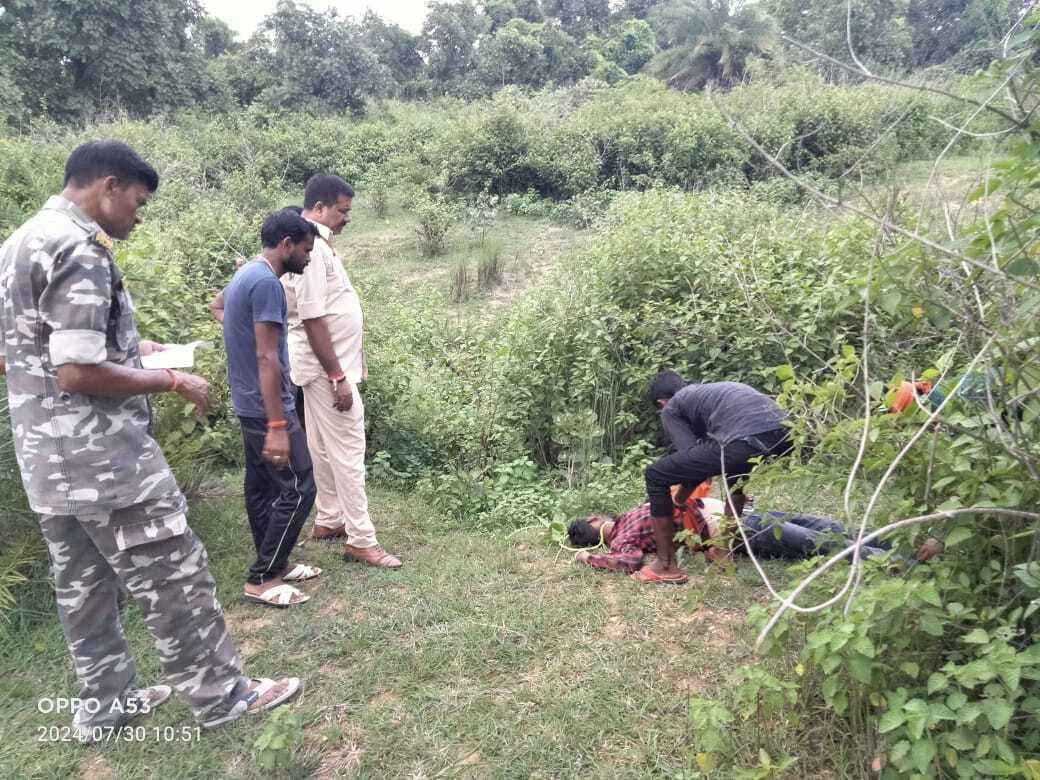 जंगल में पेड़ से लटका मिला युवक का शव, नहीं हुई पहचान