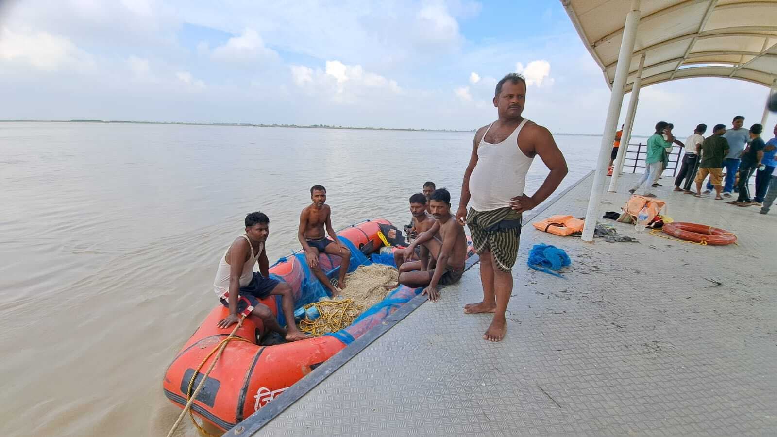 डूबे बच्चों के परिजनों ने बबुआ घाट पर डाला डेरा, गंगा में ढूढ़ रहा गोताखोर