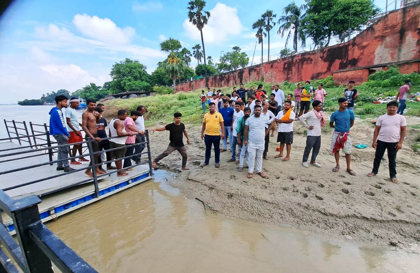बबुआ घाट पर नहाने के दौरान गंगा में डूबे दो बच्चे, परिजनों में मचा कोहराम