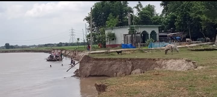 तटवर्ती इलाकों में नदी कटाव तेज, कई परिवार विस्थापित