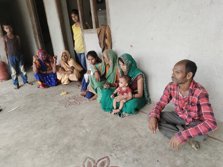 बच्चे का फंदे से लटका मिला शव, पुलिस जता रही हत्या की आशंका