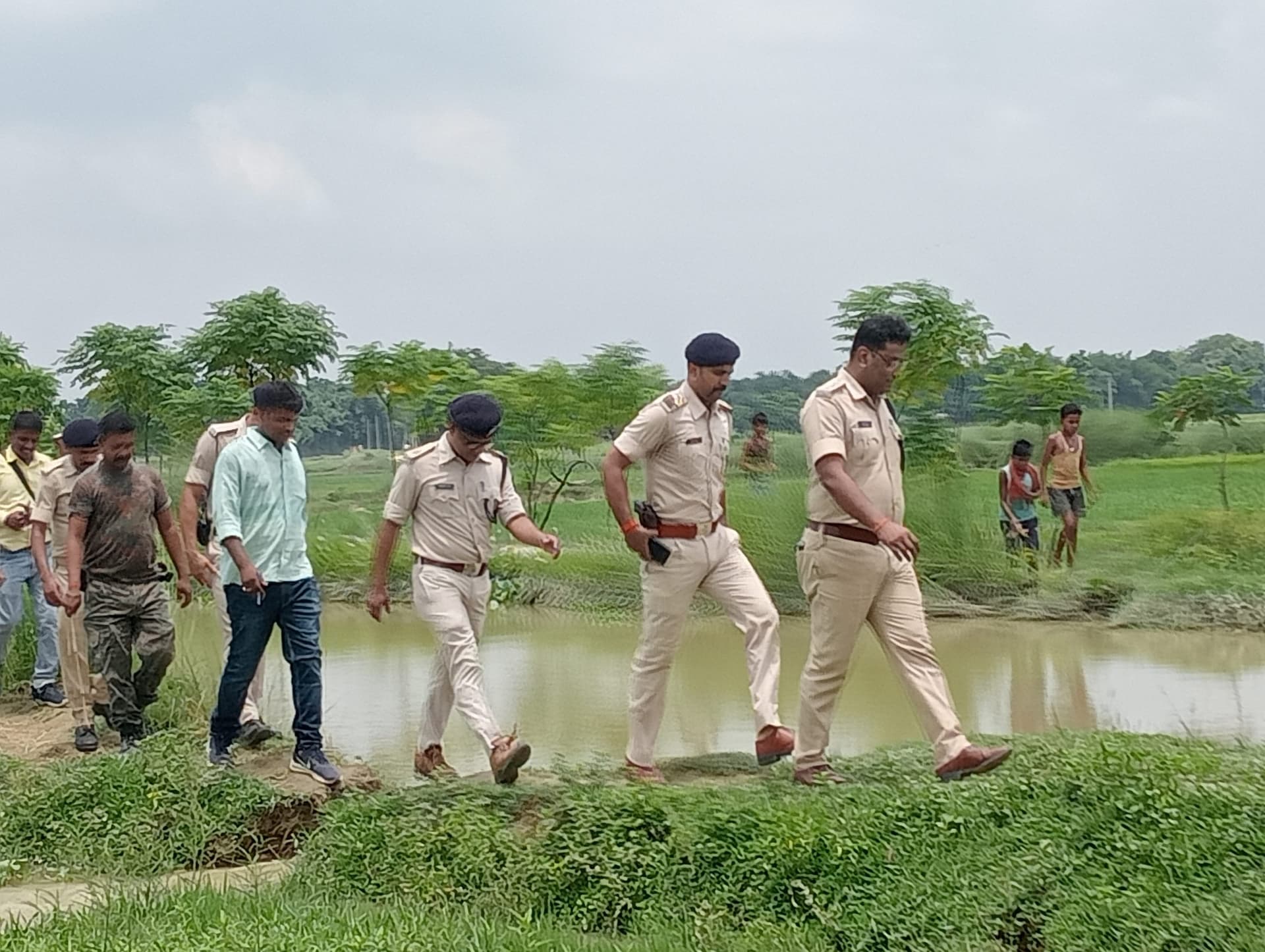 नहर के गड्ढ़े से अज्ञात युवती का शव मिलने से क्षेत्र में फैली सनसनी