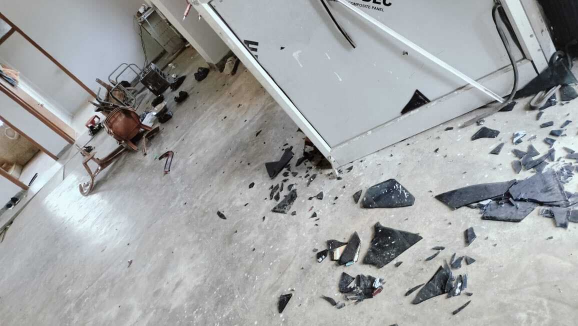 टेढ़ागाछ बलुआ जागीर विद्युत शक्ति उपकेंद्र पर तोड़-फोड़,कर्मचारी को पीटा