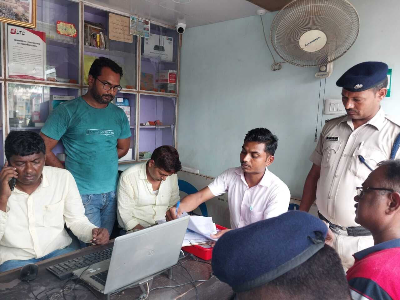 रेलवे ई-टिकट की कालाबाजारी के आरोप में कैफे संचालक को पकड़ा