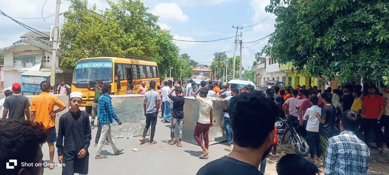 बिजली की समस्या को लेकर ग्रामीणों ने की सड़क जाम, फंसे रहे कांवरिया वाहन