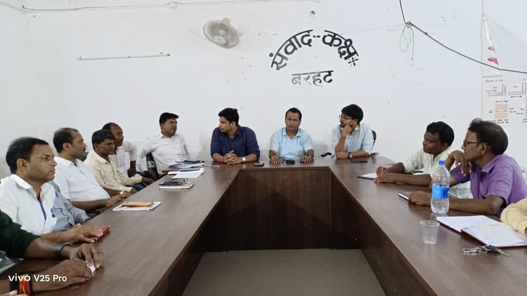 पंसस की बैठक में उठा राजस्व कर्मचारी के घुस मांगने का मुद्दा, सीओ ने दिया कार्रवाई का आश्वासन