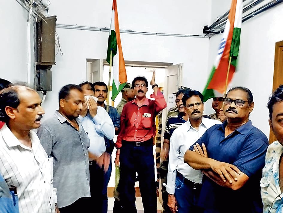 डीएसपी के नगर प्रशासनिक भवन का इंटक ने किया घेराव