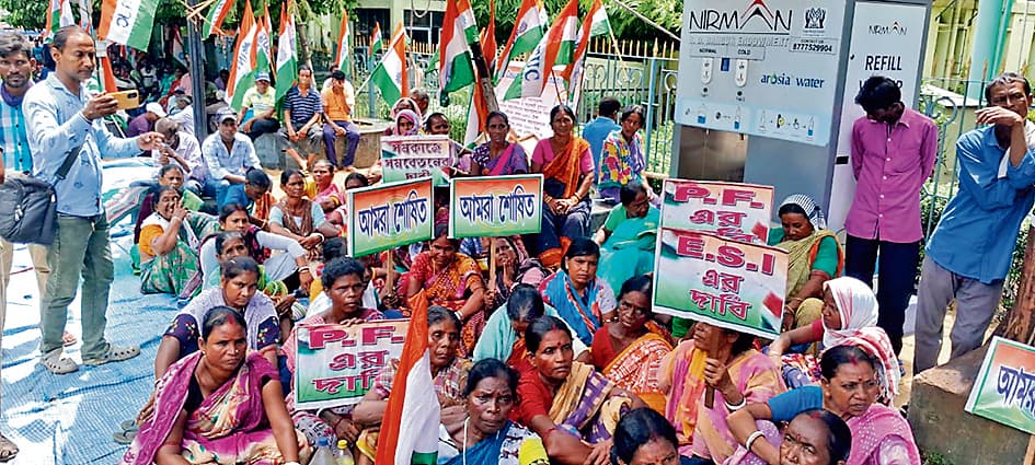 सफाईकर्मियों की मजदूरी में  "145 के फर्क पर रोष