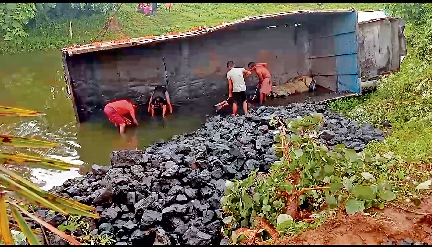 कोयला से लदा डंपर तालाब में गिरा मछलियों के मरने पर हुआ विरोध