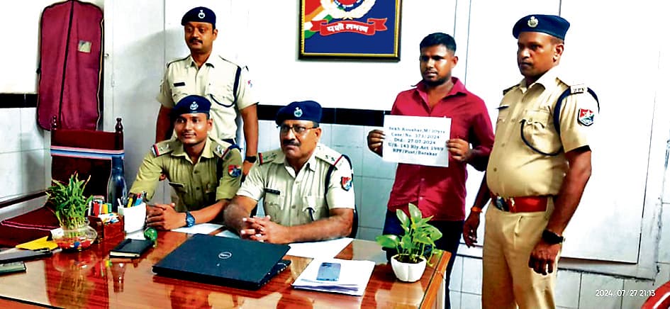 अवैध टिकट बुकिंग में बराकर से एक गिरफ्तार