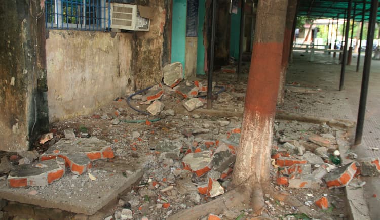 जेएलएनएमसीएच : इलाज कराने आये मरीज के परिजनों पर टूट कर गिरी रेलिंग, चार घायल