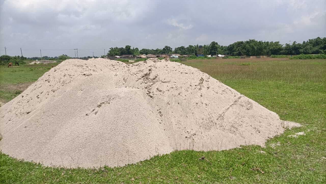कब्रिस्तान चहारदीवारी निर्माण कार्य में अनियमितता, ग्रामीण आक्रोशित