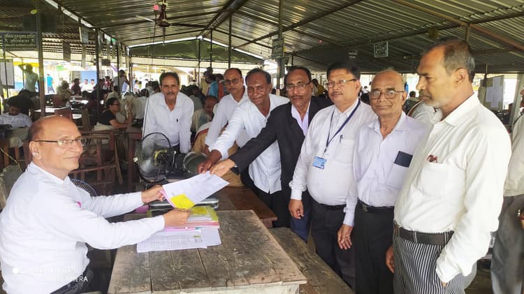 नामांकन के प्रथम दिन पांच अलग-अलग पदों के लिए छह अभ्यर्थियों ने किया नामांकन पत्र दाखिल