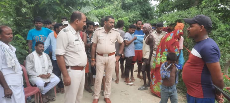 डुमरी चौर में झाड़ी से मिला अज्ञात युवक का शव