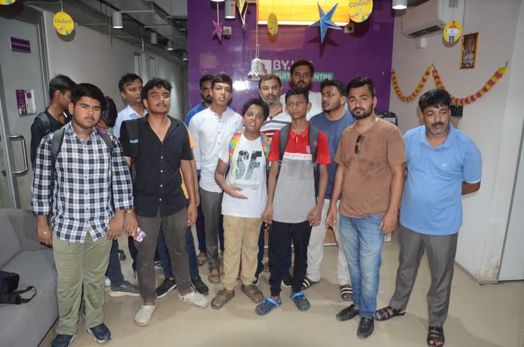 छात्र व अभिभावकों ने किया हंगामा