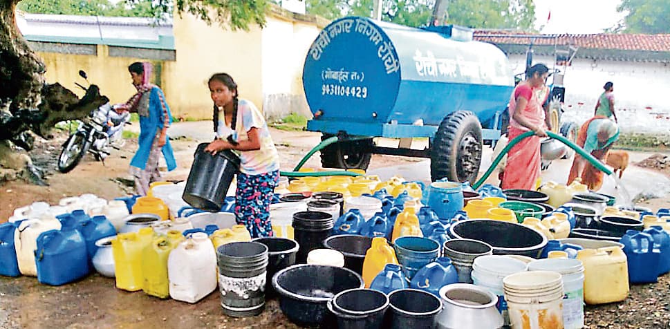Ranchi news : जुलाई के अंत में भी राजधानी रांची के 131 मोहल्लों में टैंकरों से बांटा जा रहा है पानी