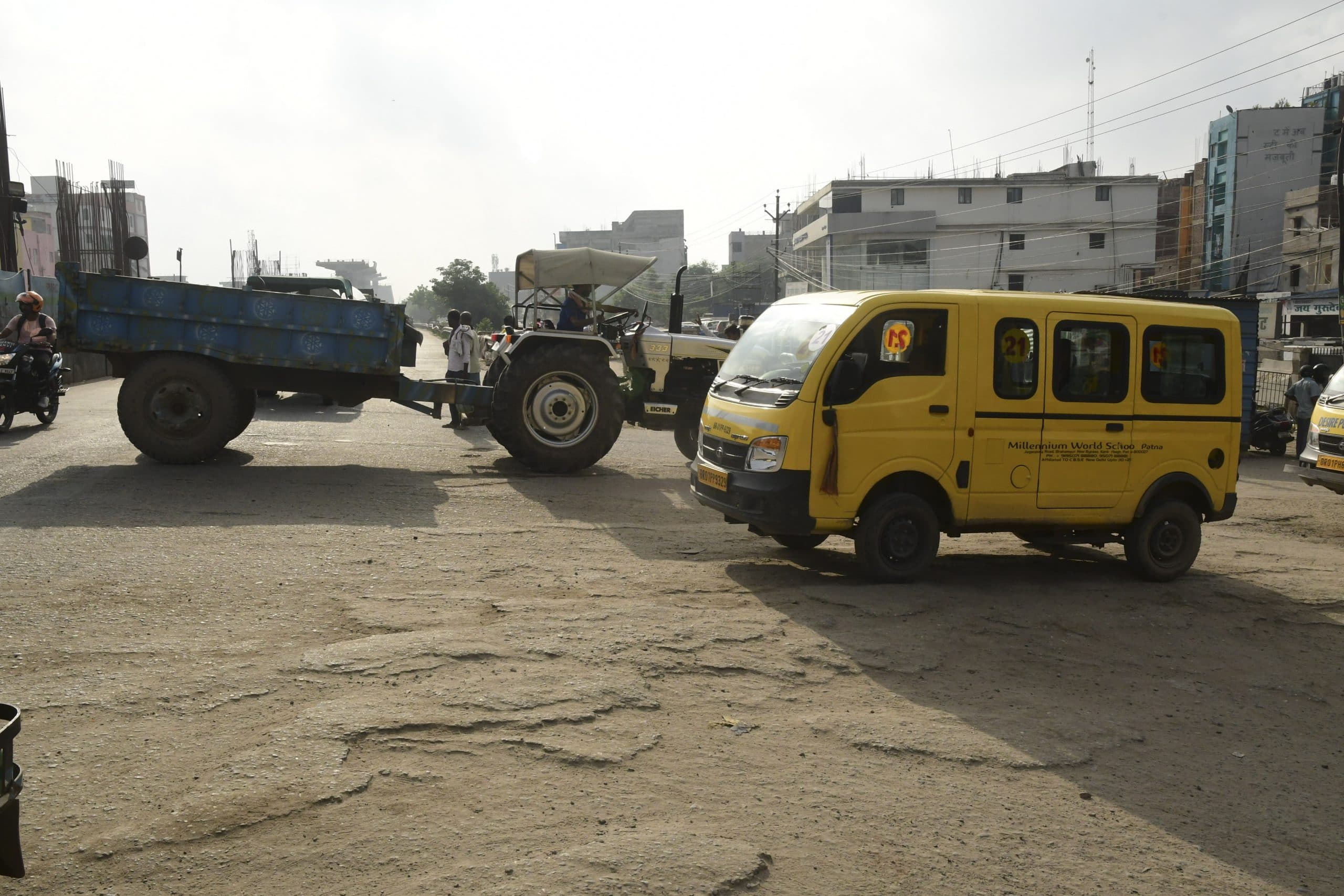 Patna : स्कूल टाइम में बेखौफ दौड़ रहे ट्रैक्टर