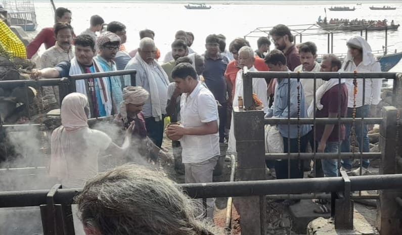 बच्चा सिंह पंचतत्व में विलीन, बनारस के मणिकर्णिका घाट पर भतीजे अभिषेक सिंह ने दी मुखाग्नि