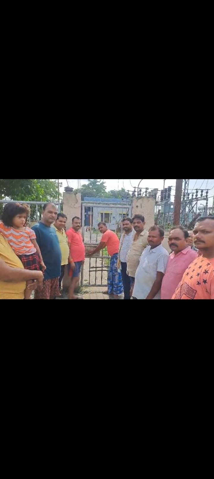 बिजली को लेकर सड़क जाम में आधा दर्जन ग्रामीण भी जख्मी