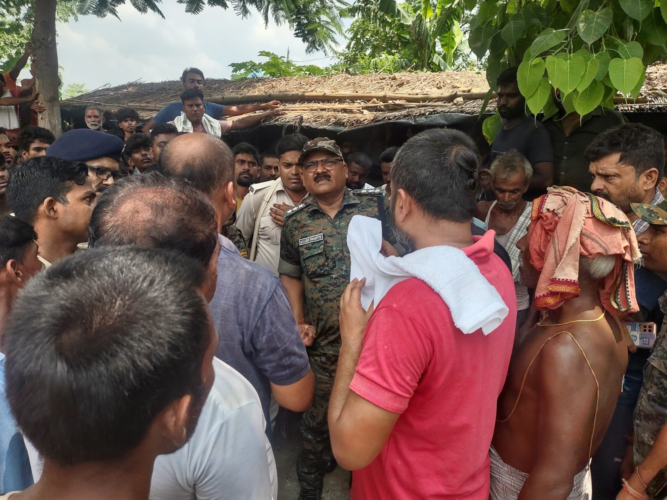 पुलिस के रवैया के खिलाफ ग्रामीणों ने शव के साथ सड़क जाम कर किया प्रदर्शन