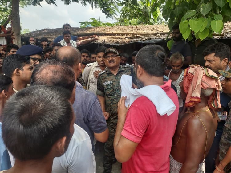 पुलिस के रवैया के खिलाफ ग्रामीणों ने शव के साथ सड़क जाम कर किया प्रदर्शन